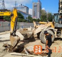 男女床上抠逼高温下的坚守｜道路建设者用汗水铺就畅通路